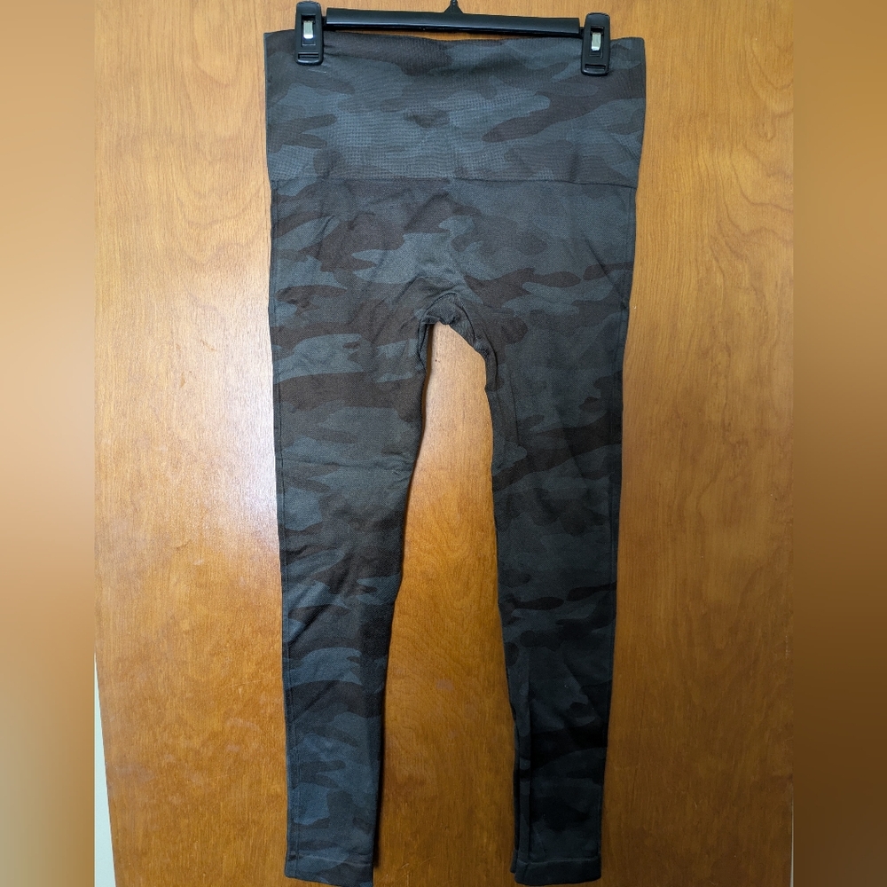 Women's Camouflage Leggings Size Large